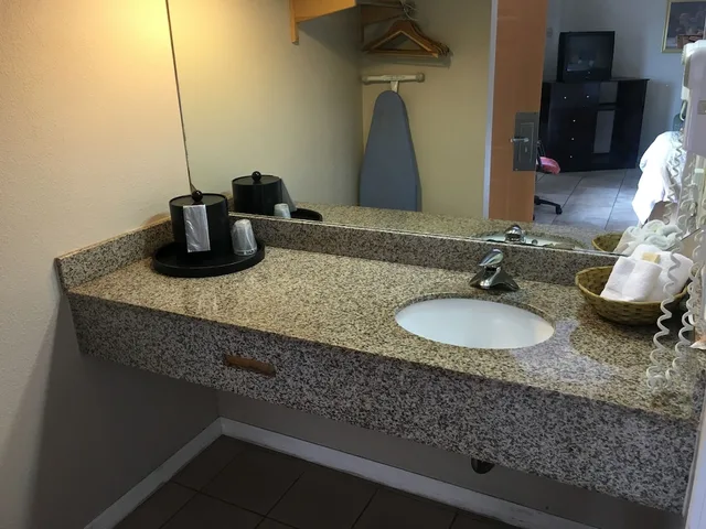 Room, Queen Bed, Smoking, Americas Best Value Inn & Suites North Port 2/2