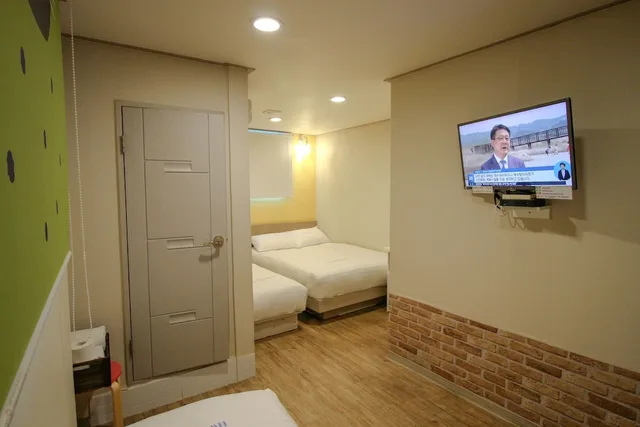 غرفة عائلية بسرير مزدوج وسريرين منفصلين، Dongdaemun Hwashin Hostel 3/5