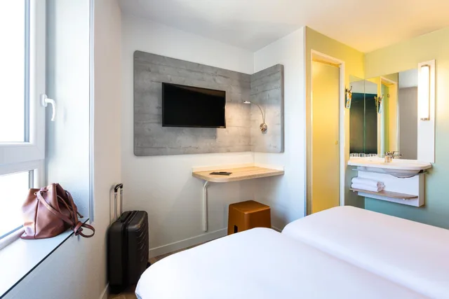 Room, Triple, Twin Beds, Bunk Bed, Ibis Budget Bordeaux Centre Gare Saint Jean 3/10