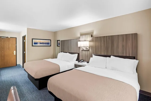 غرفة بسرير كينج وسرير كوين، Quality Inn Port Orchard, WA 3/9