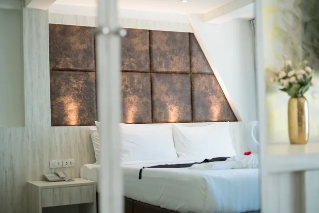 غرفة ديلوكس ثلاثية بسرير كينج وسرير فردي بإطلالة على البحر بشرفة، Destinaation Patong Boutique By The Sea 6/7