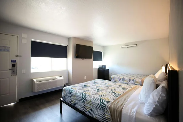 2 Queen Beds Mob Acc RI Shwr Nsmk Micfridg، Motel6 Sacramento, CA - Central 4/10