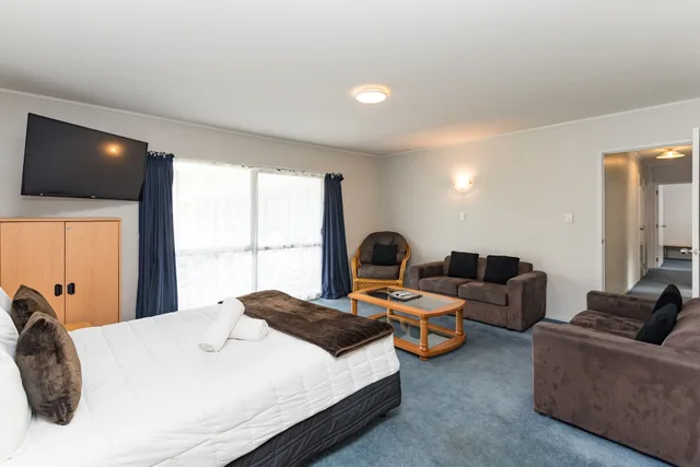 شقة عائلية بثلاثة أسرّة وسريرين كوين بغرفتي نوم، Dolphin Motel 4/10