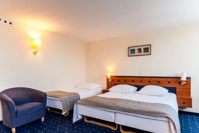 غرفة ثلاثية بسرير كوين وسرير فردي، Qubus Hotel Legnica 2/3
