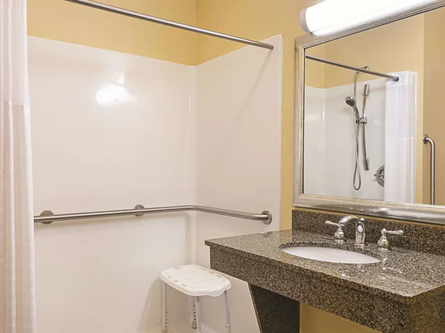 غرفة بسرير كينج لذوي الإعاقة، Studio6 Slidell, LA North Shore 2/3