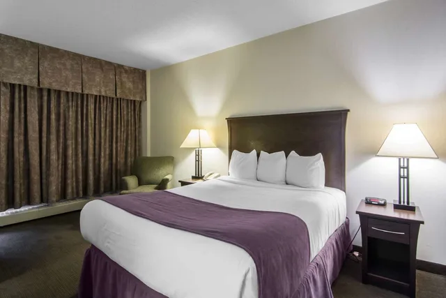 غرفة بسرير مزدوج، Quality Inn Suites Yellowknife 1/5