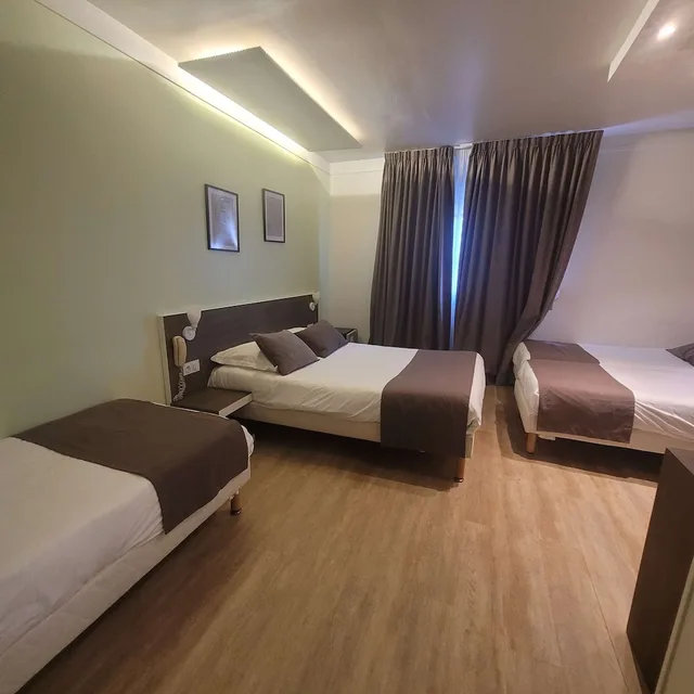 غرفة بسرير مزدوج وسريرين منفصلين، Kyriad Orange Centre 8/10