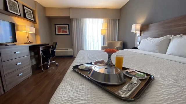 غرفة ديلوكس بسرير كينج بإطلالة على المدينة، Courtyard By Marriott Puebla Las Animas 6/10