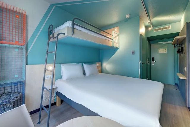غرفة بسريرين منفصلين وسرير بطابقين، Ibis Budget Leipzig City 4/8