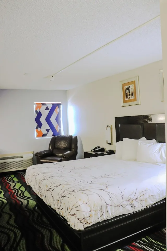 غرفة قياسية بسرير كينج، Apple Tree Inn and Suites 2/8