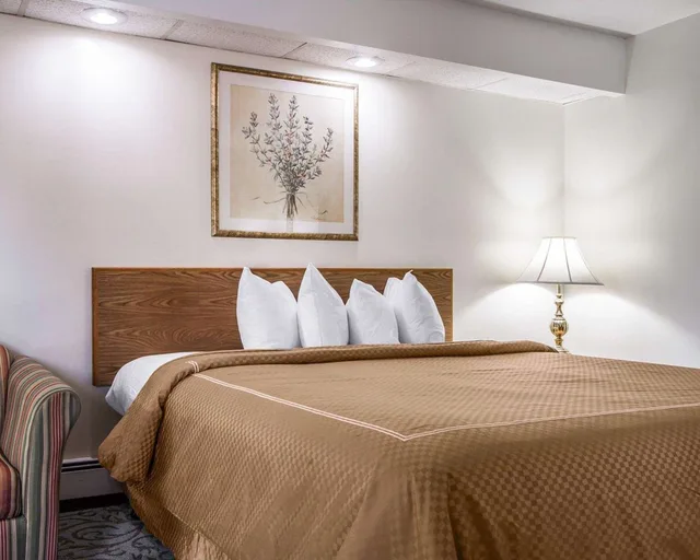 Room, King Bed, Classic Inn Saco Me 1/2