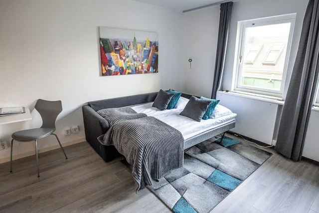 غرفة تنفيذية عائلية بسريرين منفصلين مع أريكة بمطبخ صغير، Hotel Stensson 6/10