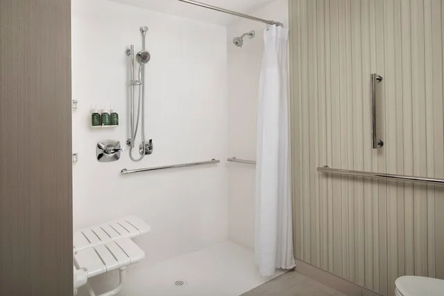 غرفة بسرير كينج مع أريكة لذوي الإعاقة، Courtyard by Marriott Portland East 2/3