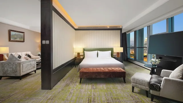 جناح بسرير كينج مع دخول صالة النادي في طابق مرتفع، Holiday Inn Focus Square 1/8