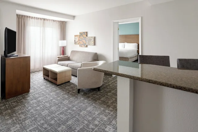جناح بسرير كينج بغرفة نوم واحدة بمطبخ، Staybridge Suites Harrisburg Hershey 3/5