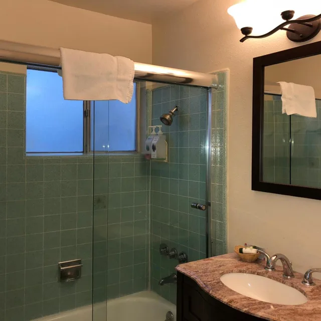 Room, King Bed, Cedar Inn & Suites 4/7