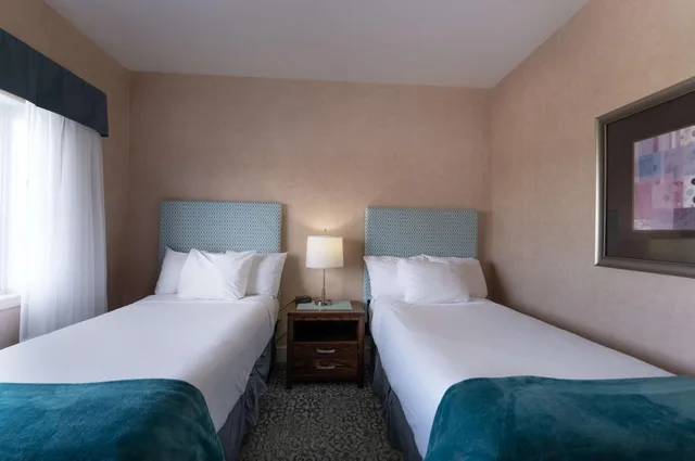 غرفة بسريرين منفصلين وسرير كينج مع أريكة، Prestige Cranbrook Hotel, BW Premier Collection 4/5