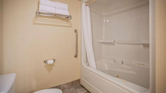 غرفة بسرير كينج بجاكوزي، Best Western Music Capital Inn 4/5