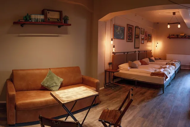 غرفة عائلية بسريرين كوين بحمام خاص مع أريكة، Kex Hostel Reykjavík 7/10