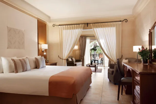 جناح ديلوكس بسرير كينج مع أريكة، Kempinski Hotel San Lawrenz Gozo 2/3