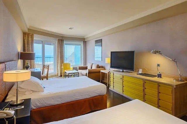 غرفة بسريرين منفصلين بإطلالة جزئية على البحر، Playa Victoria 6/10