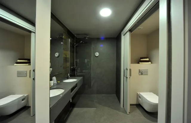 Junior Suite, 1 Queen and 2 Single Beds, Corner, Hotel Vall d'Aneu 1/1