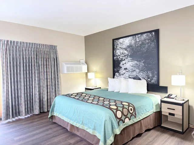 جناح بسرير كينج بحوض جاكوزي، Baymont Inn and Suites by Wyndham Platteville 1/10