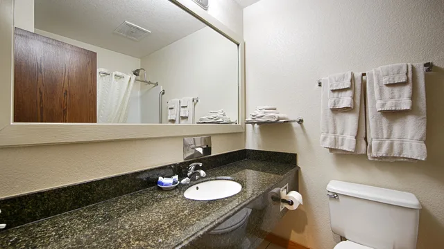 غرفة قياسية بسرير كوين لذوي الإعاقة، Best Western Lake Lucille Inn 2/2
