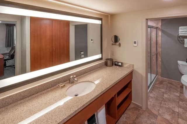 غرفة قياسية بسريرين كوين بإطلالة على الفناء، Best Western Plus Clocktower Inn 4/4