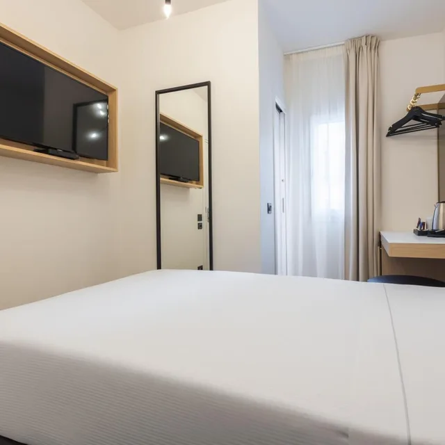 غرفة مفردة، Hotel Globus 2/11