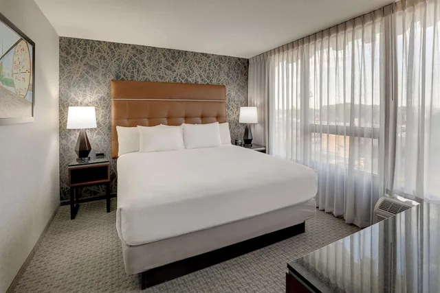 جناح بسرير كينج بغرفتين مع أريكة في طابق مرتفع، Drury Inn & Suites Cape Girardeau 1/4