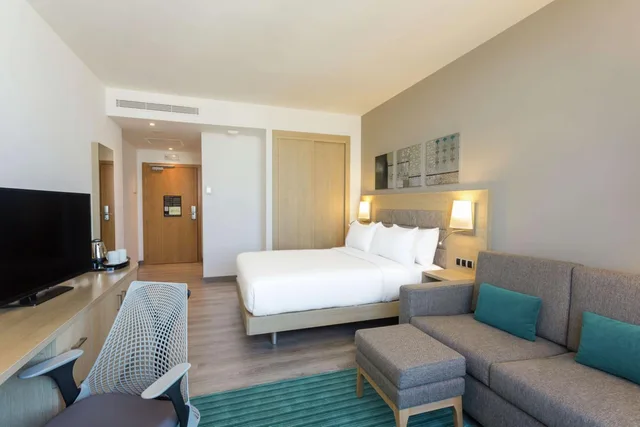غرفة عائلية بسرير كوين مع أريكة، Hilton Garden Inn Tanger City Center 5/7