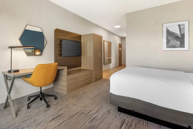 جناح ركني بسرير كينج وسرير كوين مع أريكة، Holiday Inn Express Hotel Suites Astoria 7/10