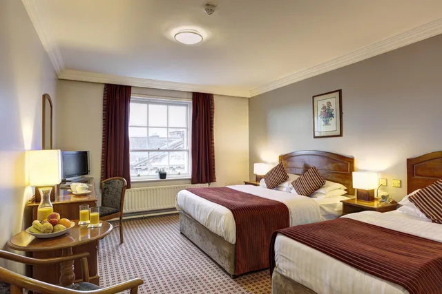غرفة ثلاثية بسرير مزدوج وسريرين منفصلين، Cassidys Hotel 1/3