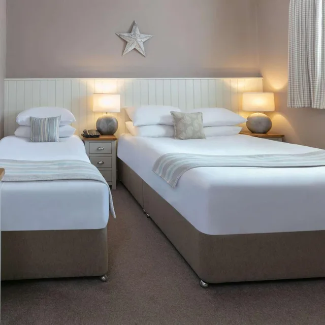 غرفة عائلية بسرير مزدوج وسريرين منفصلين، George Hotel, BW Signature Collection 3/8