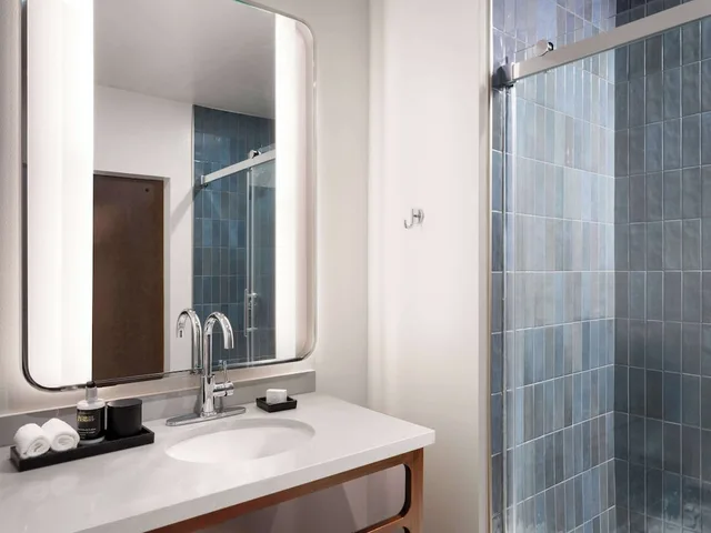 غرفة بسريرين كوين، Origin Kansas City, a Wyndham Hotel 3/4