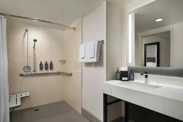 غرفة بسريرين مزدوجين لذوي الإعاقة، Sheraton Ontario Airport Hotel 5/6