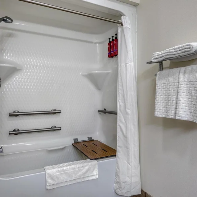 غرفة بسرير كينج بحوض استحمام لذوي الإعاقة، SureStay Hotel By Best Western Leesville 3/3