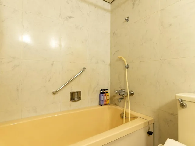 غرفة ثلاثية، Hotel New Century 6/8