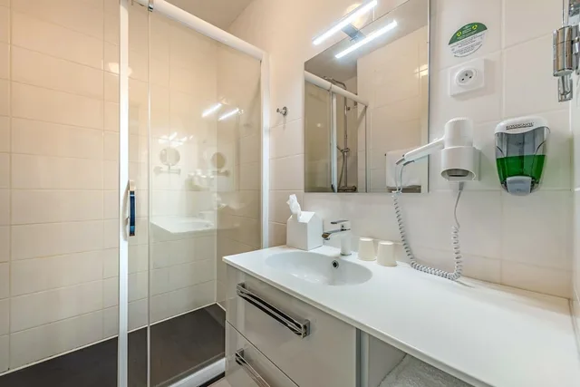 غرفة سوبيريور بسريرين منفصلين، Hotel the Originals Roscoff Armen Le Triton 5/7