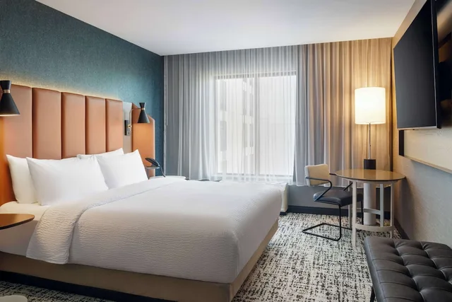 غرفة بسرير كينج بحوض استحمام، Tempo by Hilton Raleigh Downtown 1/2