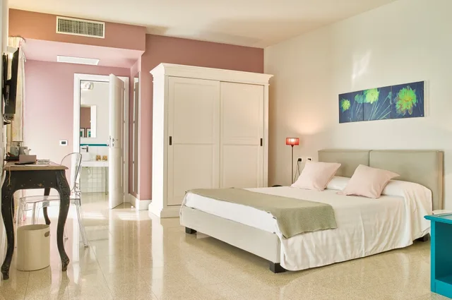 جناح بسرير مزدوج بإطلالة على البحر بشرفة، Borgo La Pietraia 1/4