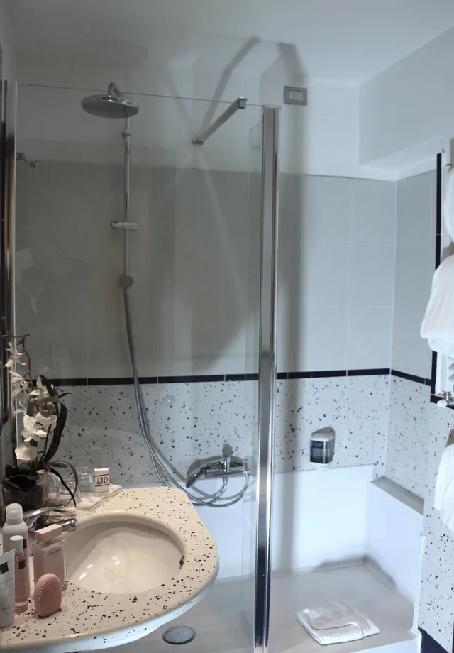 غرفة ثلاثية بسرير فردي، Windrose Hotel 7/8