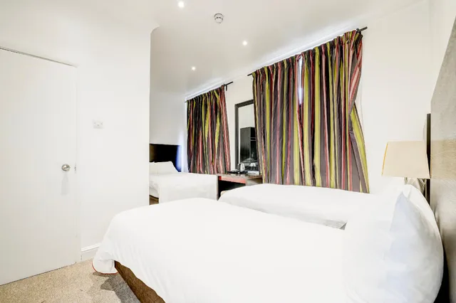 غرفة قياسية ثلاثية بسرير فردي، London Shelton Hotel, Finsbury Park 1/1