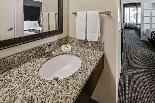 شقة بسرير كينج، Holiday Inn Express & Suites Anaheim Convention Center Area 2/2