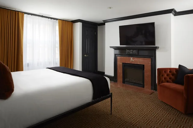 Deluxe, Queen Bed, Rittenhouse 1715 6/10