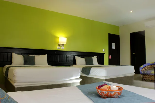 غرفة ثلاثية، Hotel Nautilus 2/4