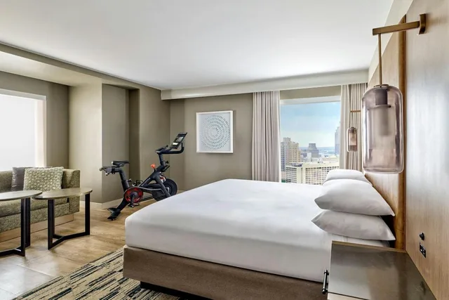 Guest Room, King Bed, Sofa, Peloton، San Antonio Marriott Rivercenter on The River Walk 1/3