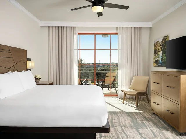 فيلا بسرير كينج بغرفة نوم واحدة مع أريكة لذوي الإعاقة، Hyatt Residence Club San Antonio Wild Oak Ranch 2/3