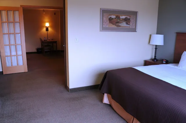 جناح بريميير بسرير كينج بغرفة نوم واحدة، AmericInn by Wyndham Newton 1/5